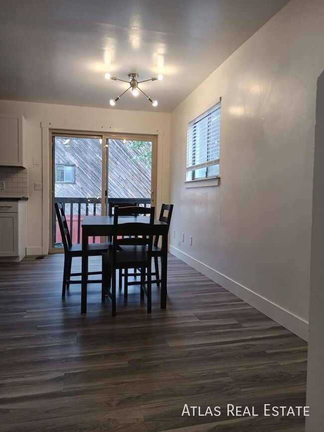Building Photo - Modern & Spacious 4 bedroom/2 bathroom tow...