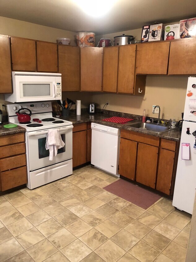 Spacious kitchen - 1704 6th Ave S