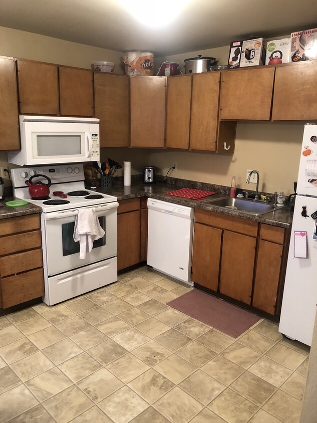 Spacious kitchen - 1704 6th Ave S