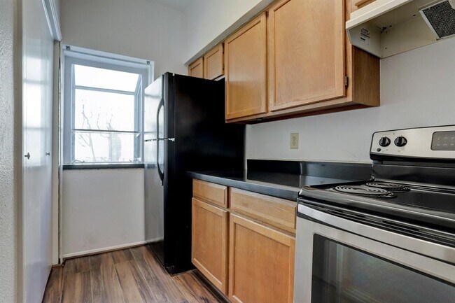 Building Photo - 7611 Cambridge St