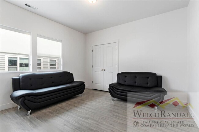 Foto del edificio - Townhome with Style and Space Close to Dow...