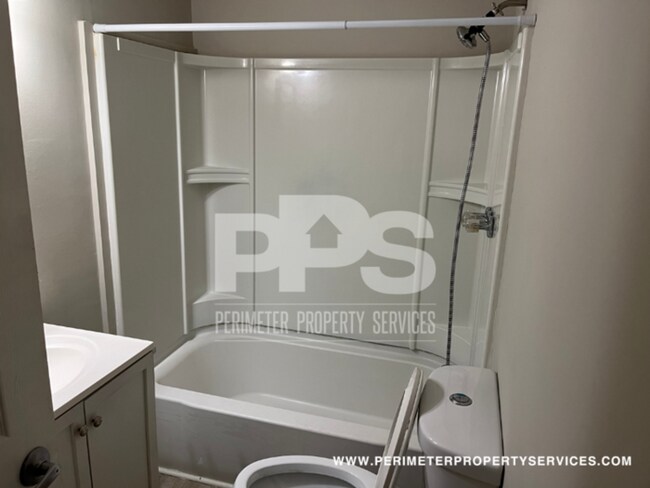 Building Photo - Newly Renovated Unit!! Come visit today!!