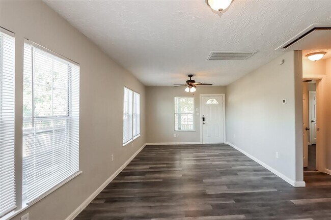 Building Photo - 8219 Moon Beam St