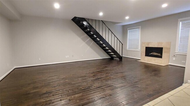 Building Photo - 5516 Beverly Hill St