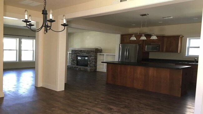 Foto del edificio - 4 bedroom, 3 bath home in Josephine Crossing