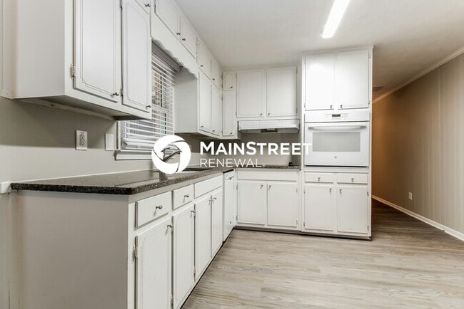 Building Photo - 3 Bedroom Pet-Friendly Home in Snellville, GA with Main Street Renewal