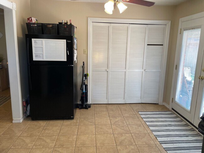 Foto del edificio - AVAILABLE FOR AUGUST PRE-LEASE Charming 3 ...