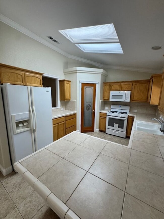 Building Photo - $300 Move in Special - Beautiful South Red...