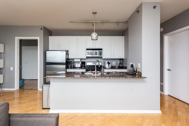 Building Photo - 210 N Des Plaines St