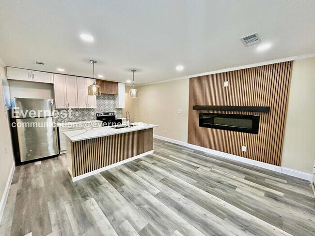 Building Photo - 2 Bed/1 Bath Home with Modern Amenities / Pet-Friendly / Available Now!