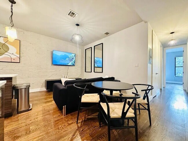 Building Photo - Furnished room/NOT APARTMENT