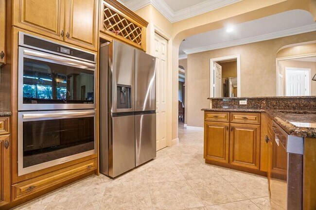 Building Photo - 3483 Collonade Dr