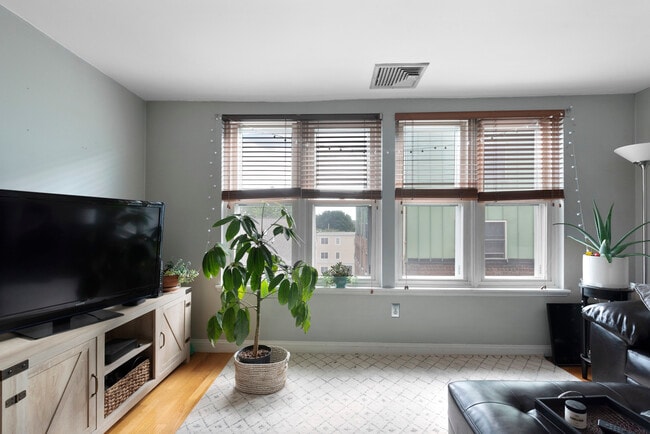 Photo - 122 Tudor St Townhome