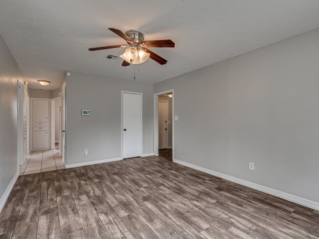 Building Photo - Charming Home in OKC + 4 bedrooms