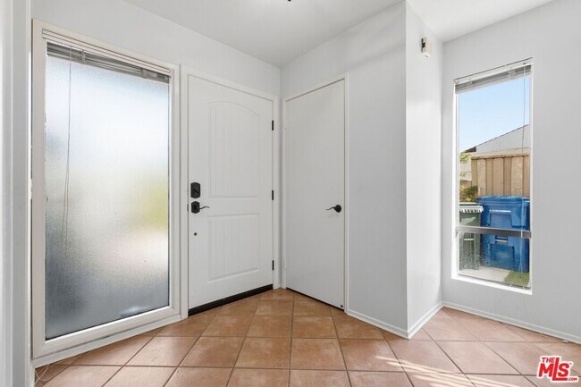 Foto del edificio - 833 Shadow Lake Dr