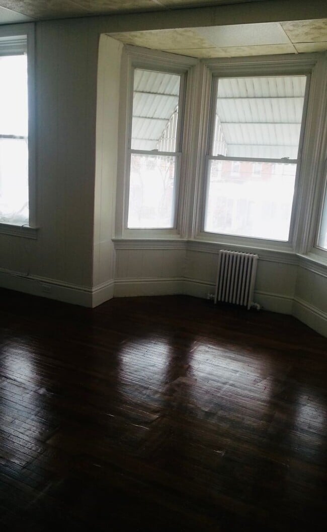 Building Photo - Coming soon! 3 Bedroom Apartment