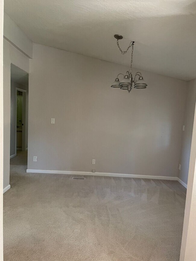 Building Photo - Country Home in Granite Bay