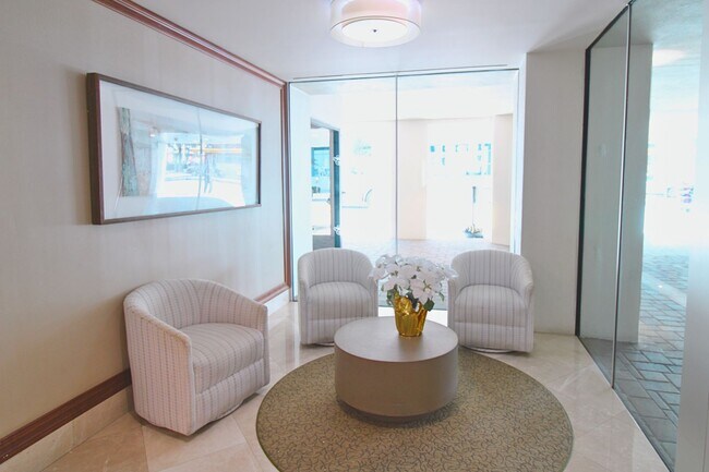 Foto del edificio - Luxury Living with Breathtaking City Views – Stunning Furnished 3BR/3BA in Bayfront Tower