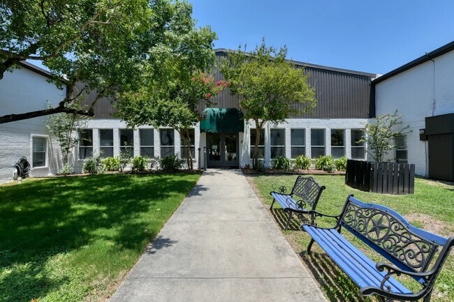 Building Photo - Vista Village
