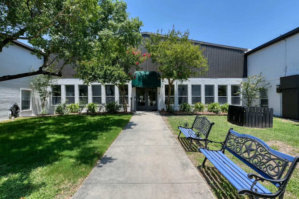 Primary Photo - Silver Oaks Villas