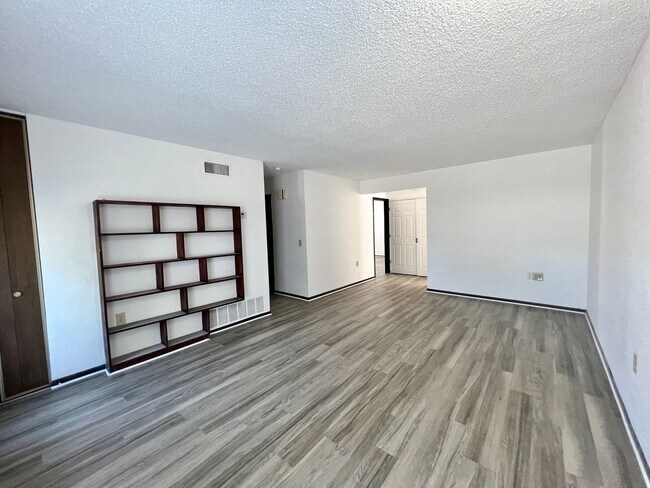 Building Photo - GORGEOUS 3 Bedroom 2 Bath Home Available N...
