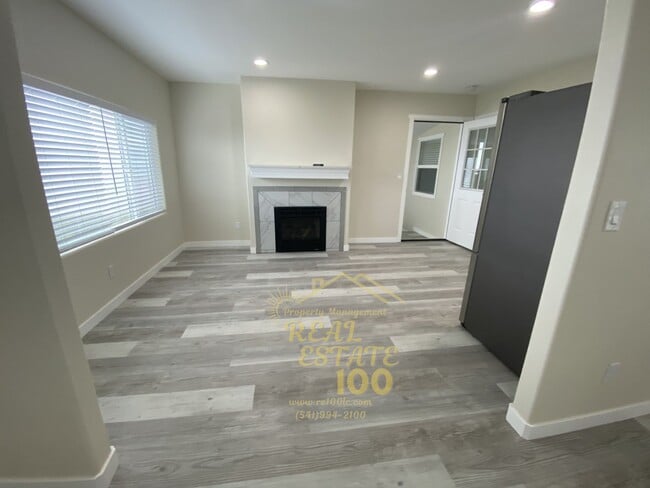 Foto del edificio - 3429 NW Jetty Ave