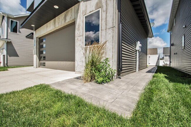 Foto del edificio - Spacious 3 bed/3 bath Home For Rent (2,324...