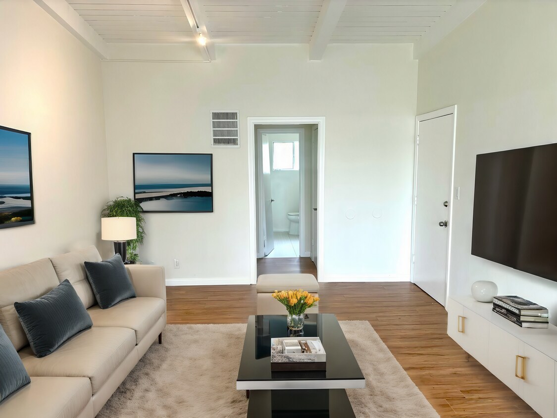 Foto principal - 2488 Beachwood Dr