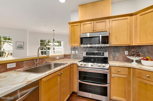 Building Photo - 3 br, 2 bath Condo - 22651 NE Alder Crest ...