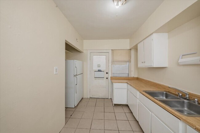 Foto del edificio - 6719 N Oshkosh Ave