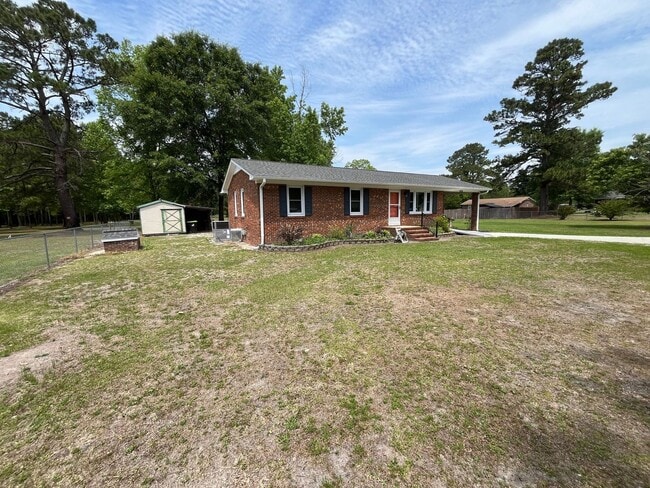 Foto del edificio - 2133 Catherine Lake Rd
