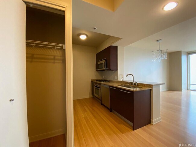 Building Photo - 425 1st St