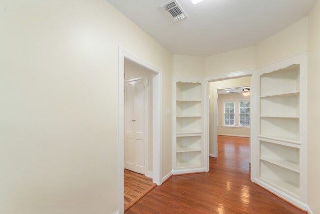 Building Photo - 5710 Greenbriar Dr