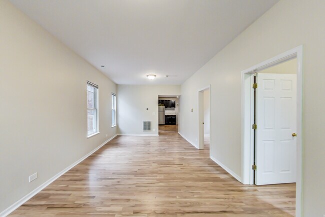 Foto del edificio - 2323 N Cambridge Ave