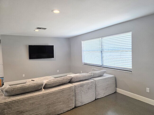 Foto del edificio - Beautiful waterfront property in Woodland Estates.