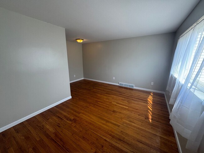Building Photo - 2 Bedroom Brick Ranch with Garage
