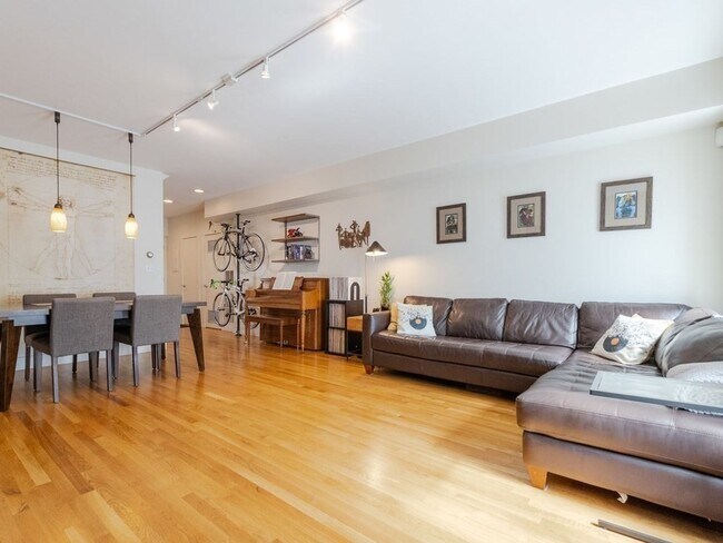 Foto del edificio - 2 bed, 1.5 bath w/ off-street parking in C...