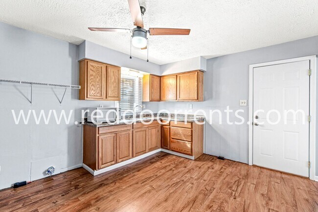 Building Photo - Check out this adorable and affordable 2 bedrooms/1 full bath home!