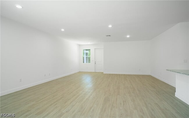 Foto del edificio - 7002 Lotus Cir