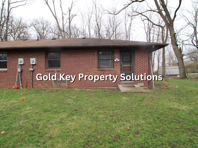 Building Photo - Secluded 2 BR 1 BA Duplex (No Section 8)