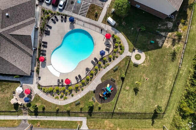 Vista de la piscina y del parque para perros desde el cielo. - Overlook at Indian Trail