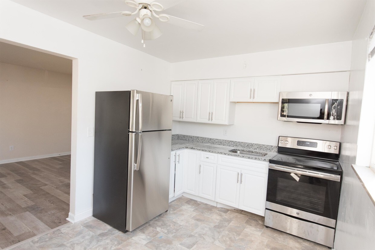 Foto principal - 4221 Brownway Ave