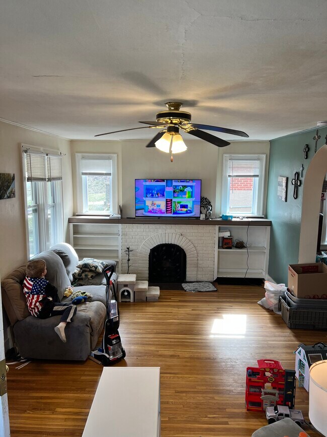 Chimenea en la sala de estar - 810 E McCarty St