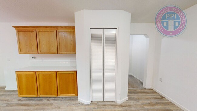 Building Photo - LAKE OSWEGO - FIRST ADDITION  / SINGLE LEVEL, NEWLY UPDATED, BASEMENT & GARAGE