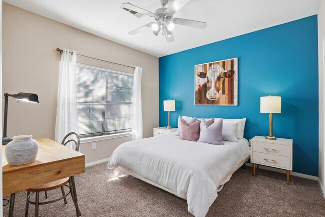 Dormitorio grande con espacio para dos mesitas de noche y un escritorio. - Grand Estates at Kessler Park