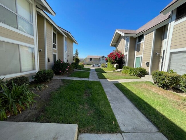 Building Photo - 2 Bd 1.5 bath Condo in Irvine