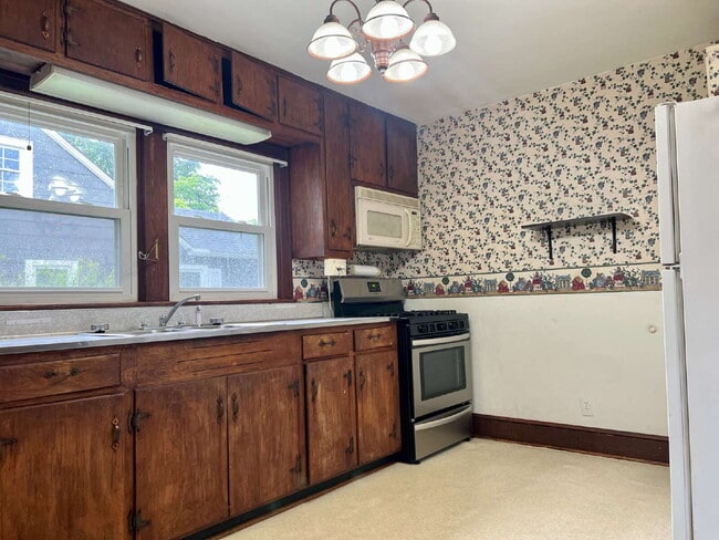 Building Photo - Charming 2bd/1ba home on large lot! Pet fr...
