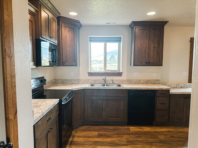 Foto del edificio - 3 Bedroom, 1 Bathroom Lower Level Duplex