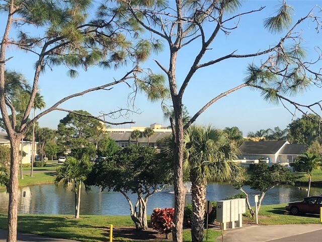 Vista del lago desde el balcón - 1522 SE Royal Green Cir