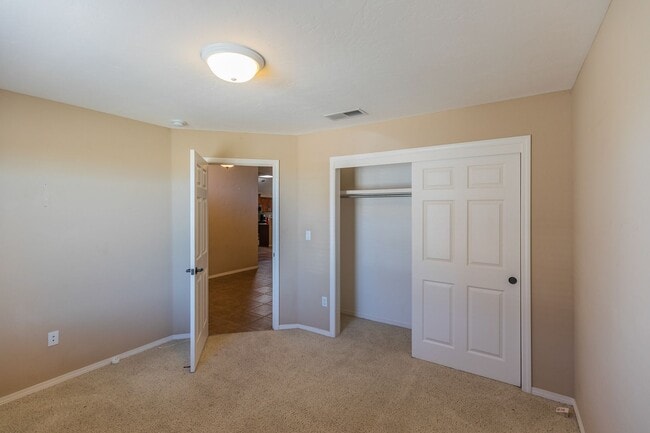 Building Photo - Spacious 4 Bedroom Home